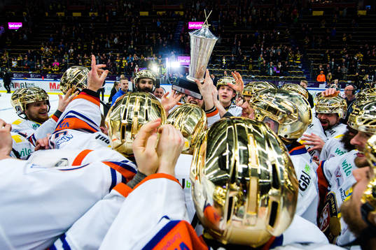Växjös spelare jublar med pokalen
