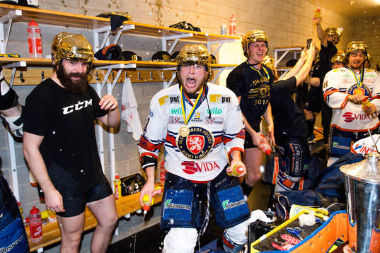 Växjös Oliver Bohm  jublar i omklädningsrummet