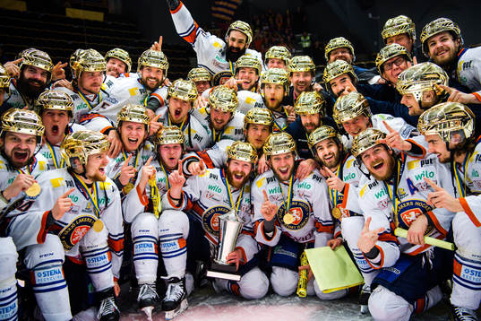 Växjös spelare jublar med pokalen
