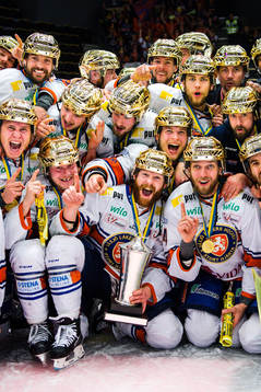 Växjös Liam Reddox  jublar med pokalen