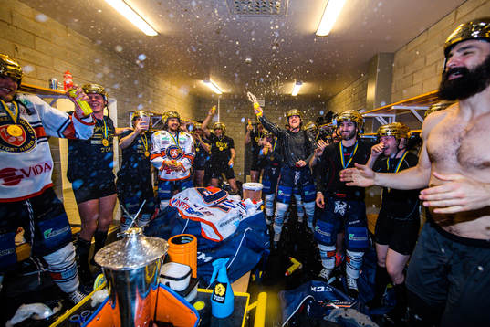 Växjös spelare jublar i omklädningsrummet