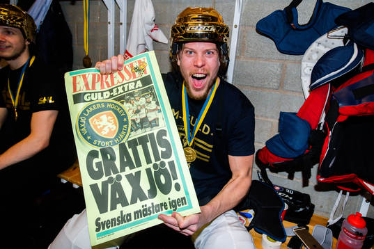 Växjös målvakt Viktor Fasth jublar med en löpsedel i