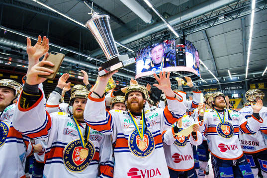Växjös Liam Reddox  jublar med pokalen
