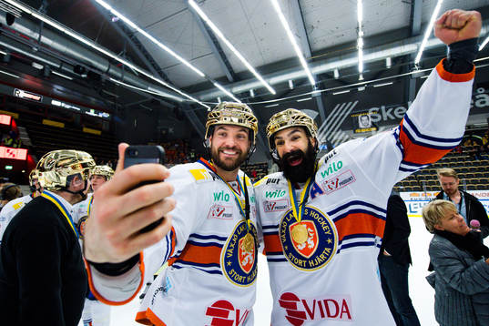 Växjös Noah Welch och Daniel Rahimi jublar