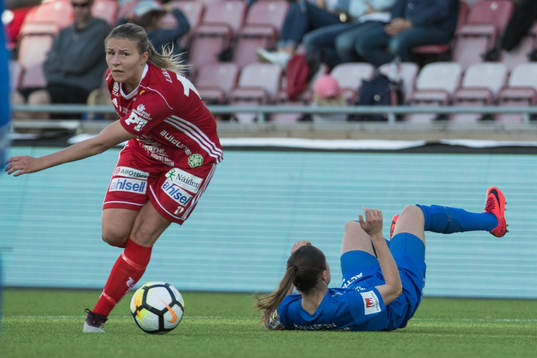 Piteås Selina Henriksson, bakom henne Eskilstunas Felicia