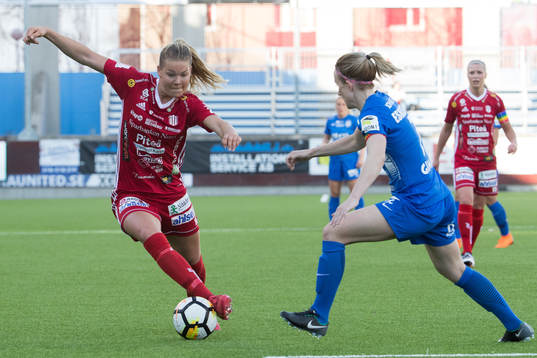 Piteås Nina Jakobsson med bollen