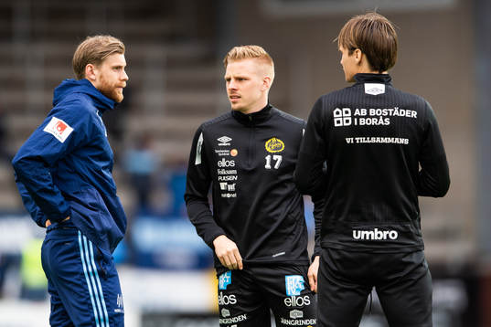 Djurgårdens Jacob Une Larsson pratar med Elfsborgs Per