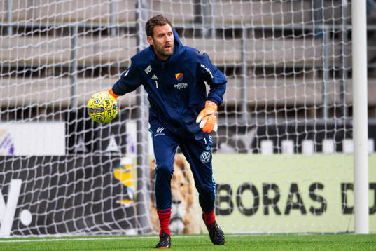 Djurgårdens målvakt Andreas Isaksson värmer upp