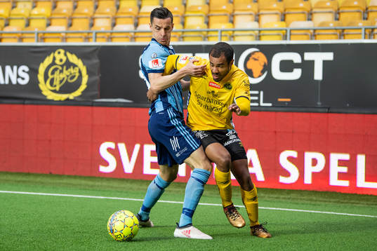Djurgårdens Haris Radetinac och Elfsborgs Alex Dyer i kamp