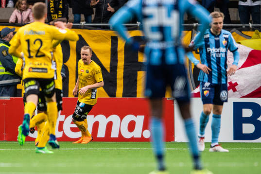 Elfsborgs Simon Lundevall jublar med lagkamrater