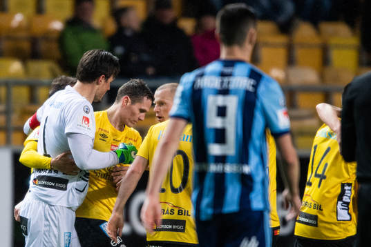 Elfsborgs målvakt Kevin Stuhr Ellegaard och Jon Jönsson