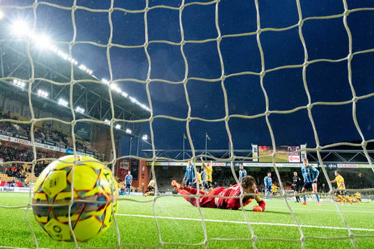 Djurgårdens målvakt Andreas Isaksson ser bollen rulla in