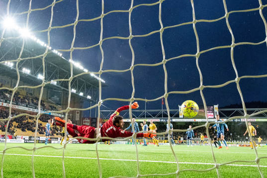 Djurgårdens målvakt Andreas Isaksson ser bollen gå in
