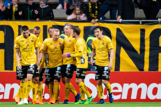 Elfsborgs Simon Lundevall klappas om av lagkamraterna