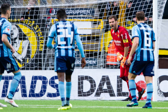 Djurgårdens målvakt Andreas Isaksson irriterad