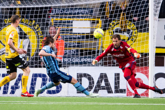 Djurgårdens Kevin Walker skjuter undan ollen ur eget