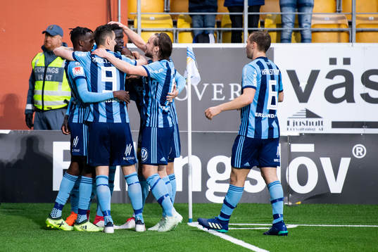 Djurgårdens spelare klappar om Aliou Badji