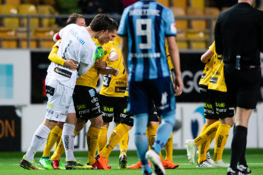 Elfsborgs Jon Jönsson klappas om av lagkamraterna