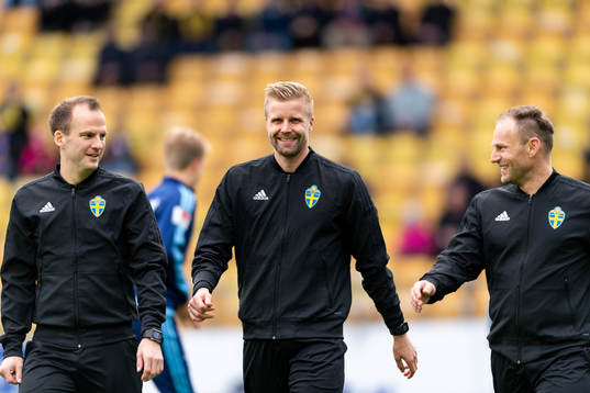 Domare Glenn Nyberg med sina assisterande domare