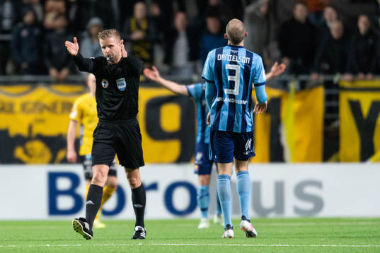 Domare Glenn Nyberg blåser av matchen