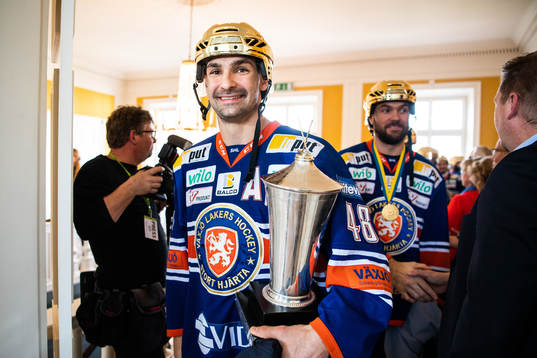 Växjös Daniel Rahimi med SM-bucklan till residentet när
