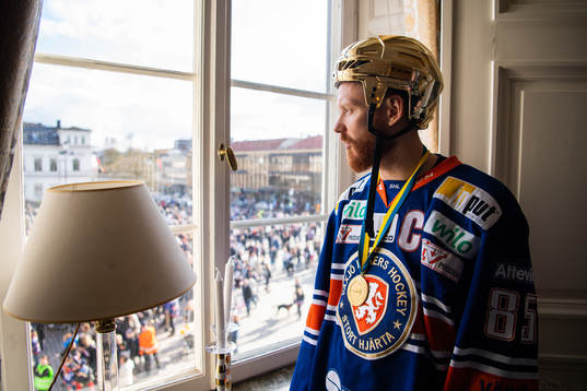 Liam Reddox tittar ut över publiken som samlats på