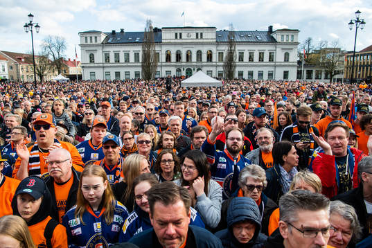 Supportrar väntar på torget att spelarna ska anlända
