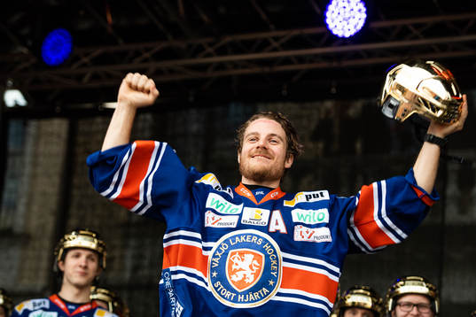 Växjös Erik Josefsson jublar på scen när Växjö firar