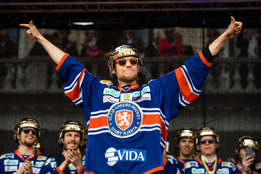 Växjös Eric Martinsson jublar när Växjö firar