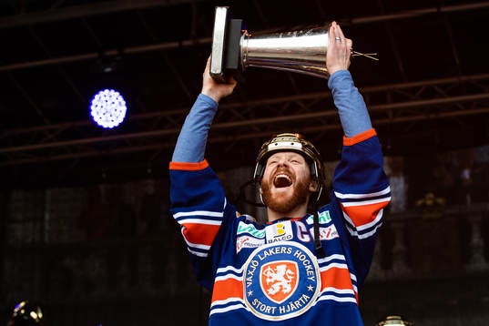 Liam Reddox jublar med pokalen när Växjö firar SM-guldet