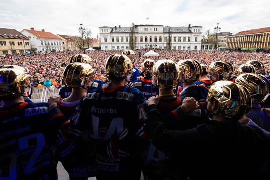 Spelarnas guldhjälmar och publiken när Växjö firar