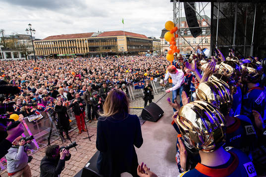 Assisterande tränare Jörgen Jönsson dansar på scen när