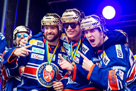 Noah Welch, Oliver Bohm och Nils Carnbäck jublar när