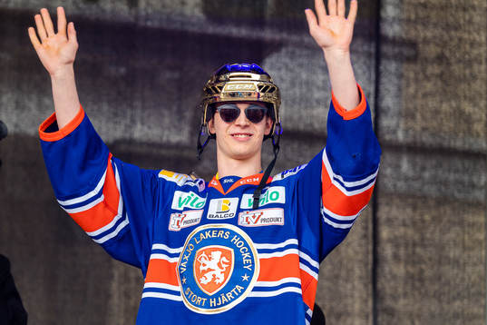 Växjös Elias Pettersson jublar på scen när Växjö