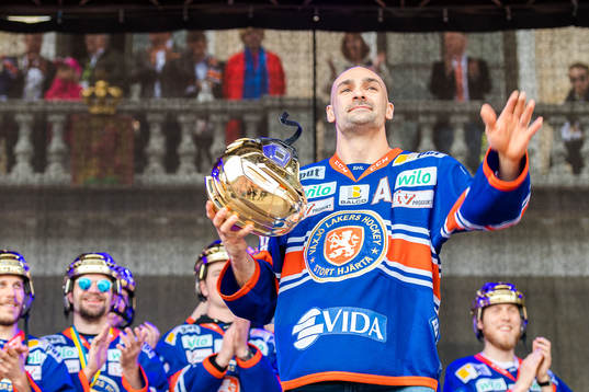Växjös Daniel Rahimi på scen när Växjö firar