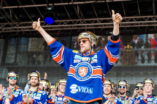 Växjös Eric Martinsson jublar på scen när Växjö firar