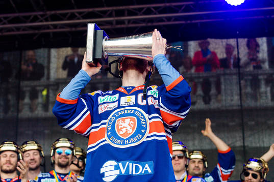 Växjös Liam Reddox kysser med LeMat pokalen när Växjö