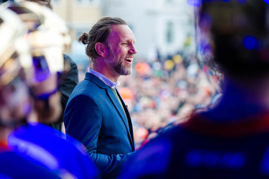 Konferencier Peter Jihde när Växjö firar SM-guldet på