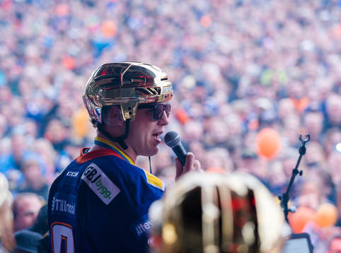 Växjös Oliver Bohm sjunger när Växjö firar SM-guldet