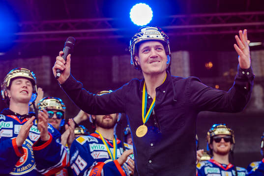 Växjös tränare Sam Hallam jublar på scen när Växjö