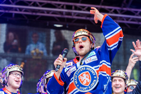 Växjös Eric Martinsson jublar på scen när Växjö firar