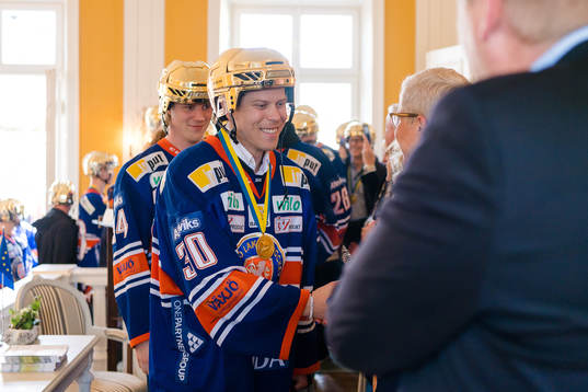Växjös målvakt Viktor Fasth när Växjö firar SM-guldet