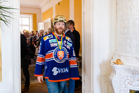 Växjös Liam Reddox när Växjö firar SM-guldet på