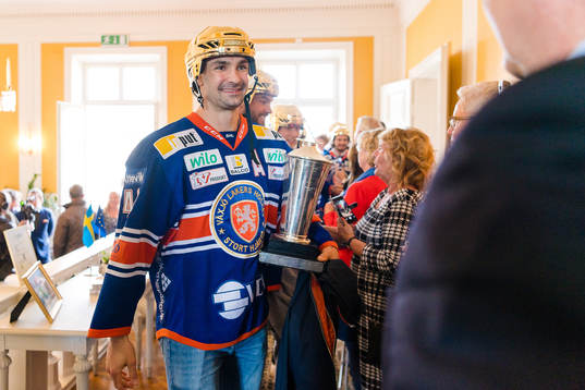 Växjös Daniel Rahimi med Temat pokalen när Växjö firar