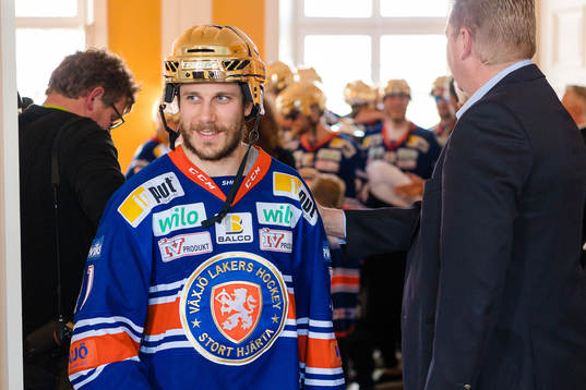 Växjös Andy Miele när Växjö firar SM-guldet på