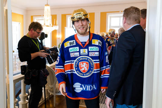 Växjös målvakt Viktor Andrén när Växjö firar