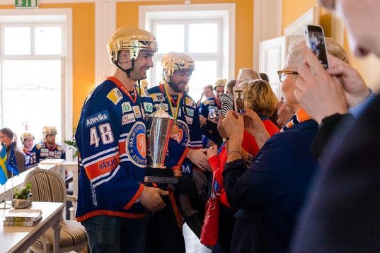 Växjös Daniel Rahimi med Temat pokalen när Växjö firar