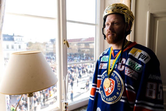 Växjös Liam Reddox tittar ut mot stortorget när Växjö