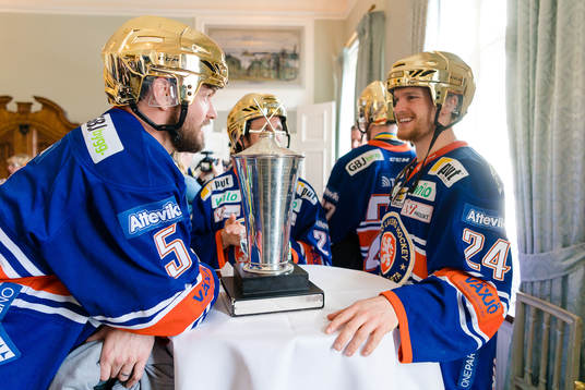Växjös Noah Welch och Brendan Shinnimin vid pokalen när