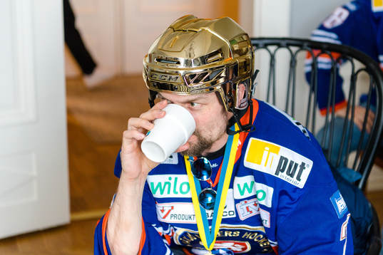 Växjös Janne Pesonen dricker kaffe när Växjö firar